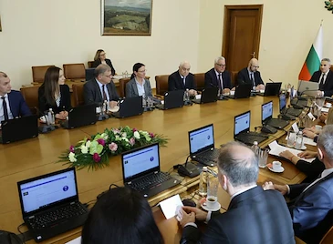 Кабинетът остави държавата на финансов автопилот