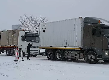 Камион от конвой на американската армия закъса край Дунав мост