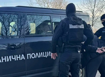 Задържаха "муле" на телефонни измамници на Дунав мост