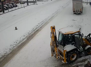 Техника вади от преспите закъсали камиони в Русе