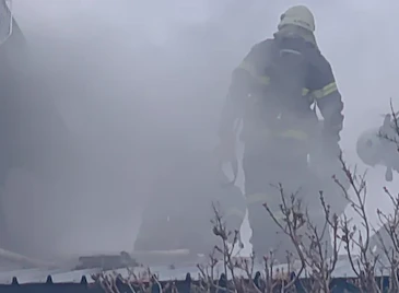 Гори база за авточасти в Русе