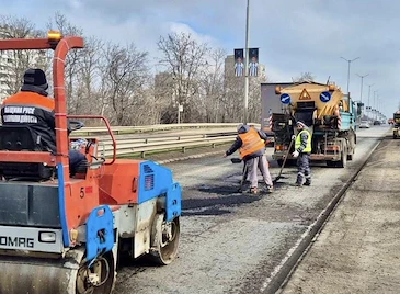 Кърпят "кратерите" на булевард "България"