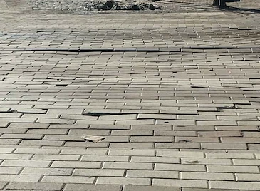 Русенци са гневни за "хлопащите павета" при новото кръстовище на Халите