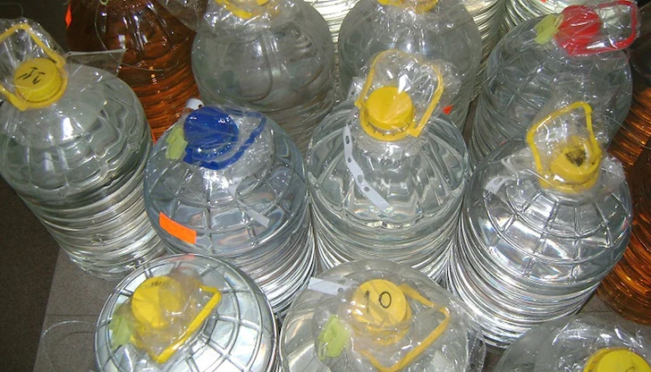 Държавата отчита борба с престъпността с конфискувани над 350 литра от село Държавата отчита борба с престъпността с конфискувани над 350 литра от село