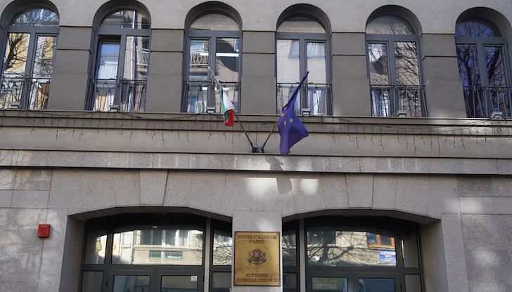 Емилиян Грънчаров от Русе е сред малкото изключения в централизирания състав на комисиите. Емилиян Грънчаров от Русе е сред малкото изключения в централизирания състав на комисиите.