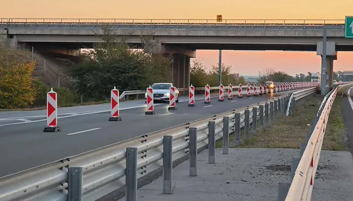Движението ще се осъществява двупосочно в платното за София Движението ще се осъществява двупосочно в платното за София
