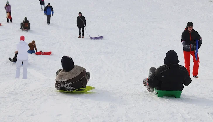 Затвориха училищата заради 10 сантиметра сняг Затвориха училищата заради 10 сантиметра сняг