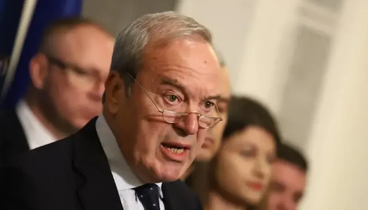 Икономистът на „Възраждане“ използва политически форум за кампания срещу единната валута Икономистът на „Възраждане“ използва политически форум за кампания срещу единната валута