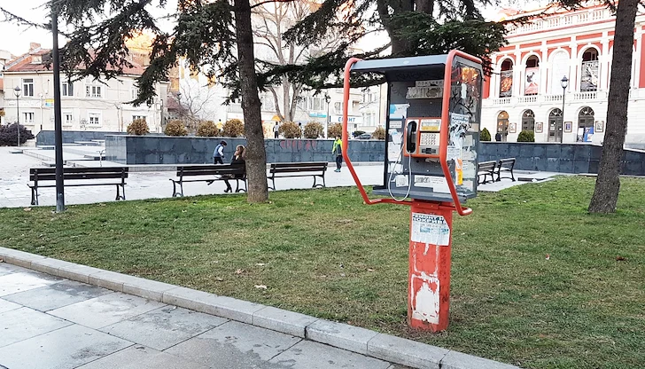 Бившите монополисти захвърлиха неработещите апарати на ключови локации Бившите монополисти захвърлиха неработещите апарати на ключови локации