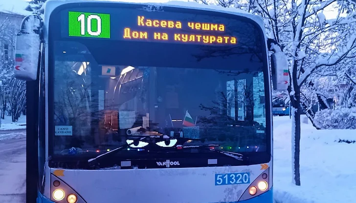 Опашки от тирове и закъсали автобуси белязаха деня в региона Опашки от тирове и закъсали автобуси белязаха деня в региона