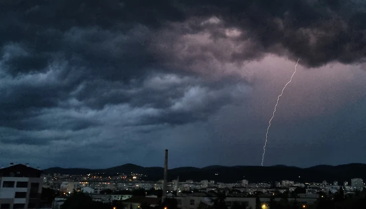 Обилните дъждове и снеготопенето причиниха наводнения и свлачища в няколко области Обилните дъждове и снеготопенето причиниха наводнения и свлачища в няколко области