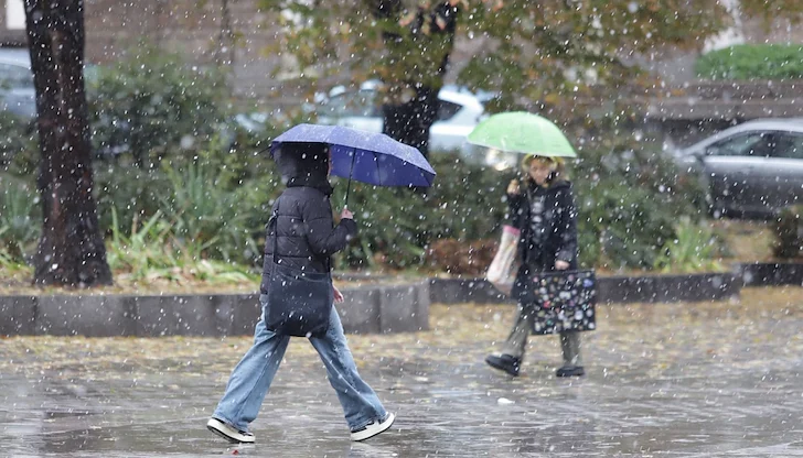 Слаб сняг превалява в София и Пазарджик, настилките са обработени Слаб сняг превалява в София и Пазарджик, настилките са обработени