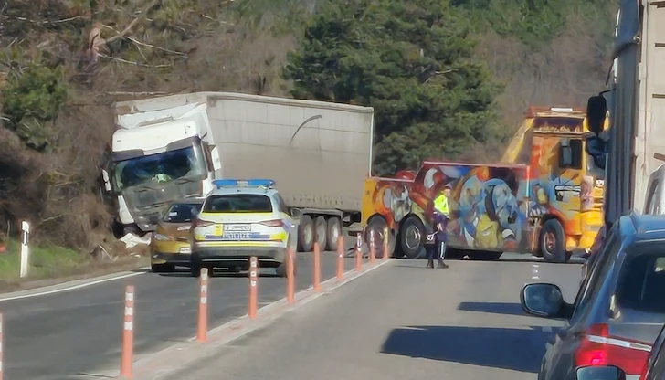 Инцидентът с тежкотоварния камион затруднява трафика в района Инцидентът с тежкотоварния камион затруднява трафика в района