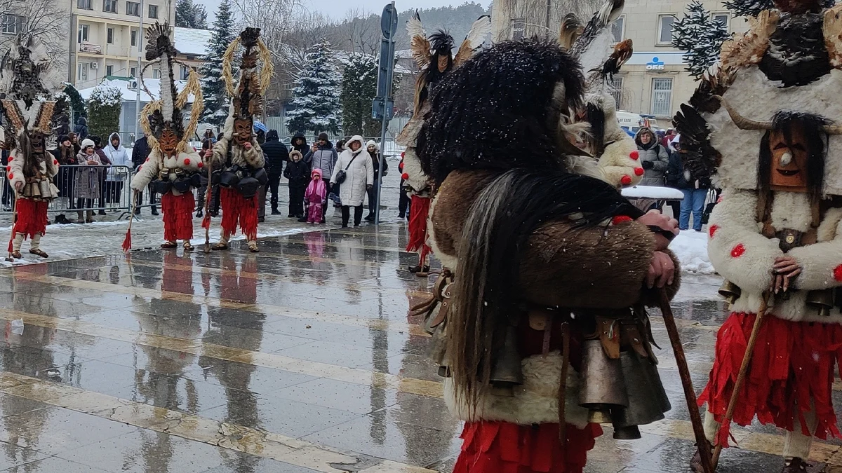 Стотици гости се бориха с леда по пътищата, за да