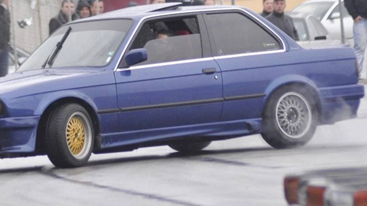 Шофьор загуби книжката си за година след неуспешен опит да