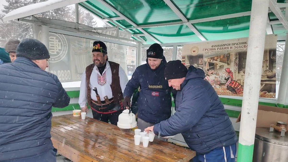 Част от участниците в празника Греяна ракия и зелева чорба
