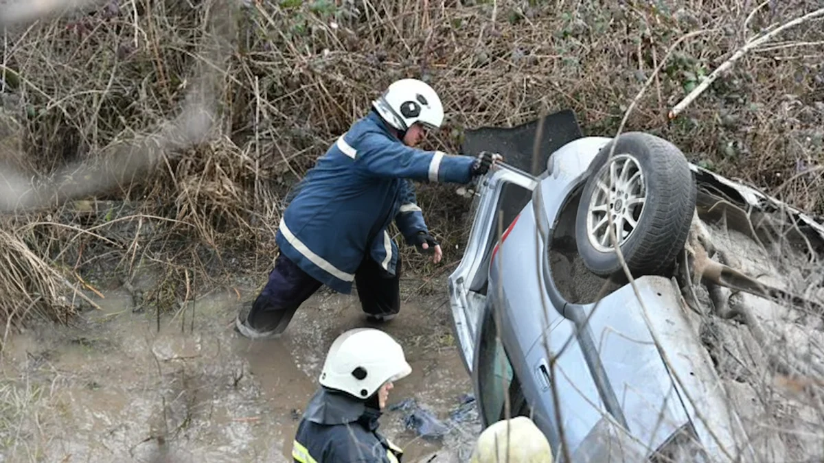Осемгодишно момче и жена са настанени в болница след падане