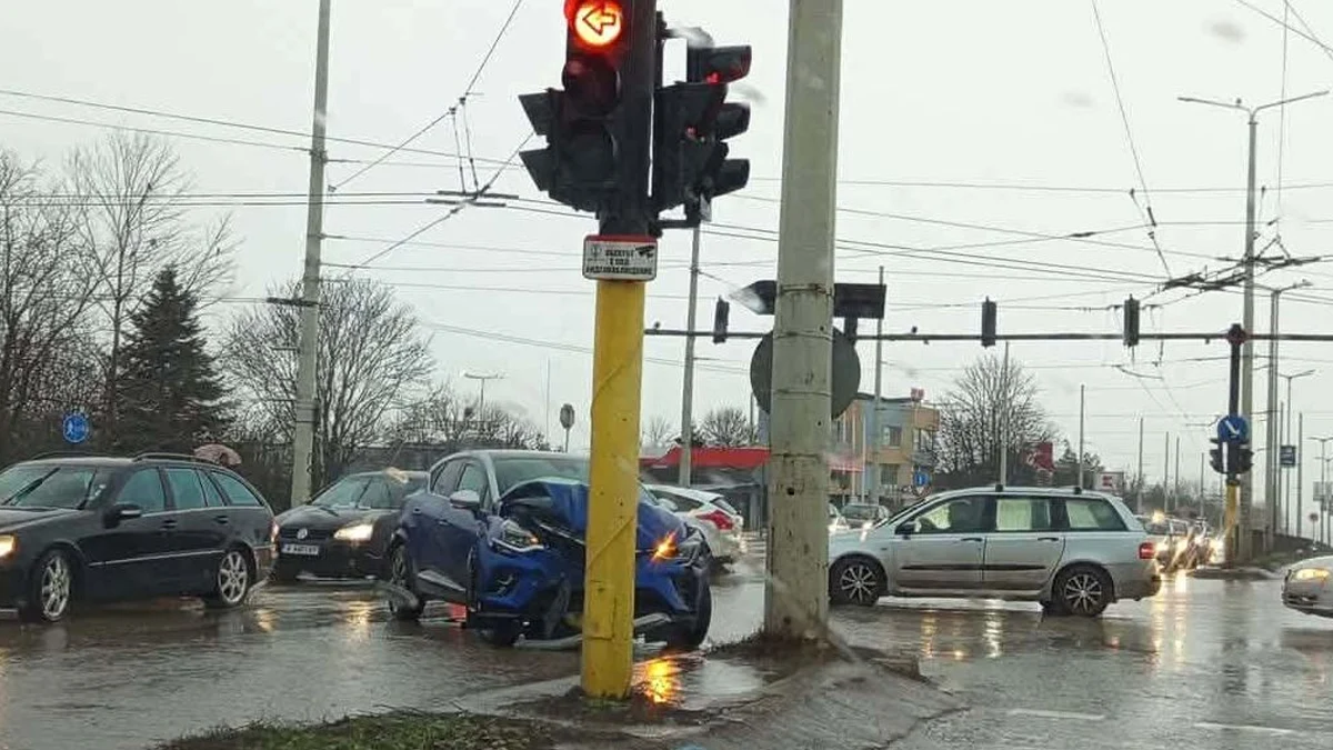 Два автомобила се удариха на булевард Христо Ботев в следобедния