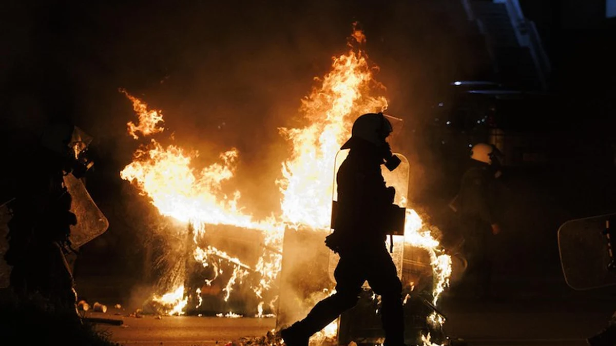 Един полицай е ранен, а 21-годишна жена е в болницаБезредици