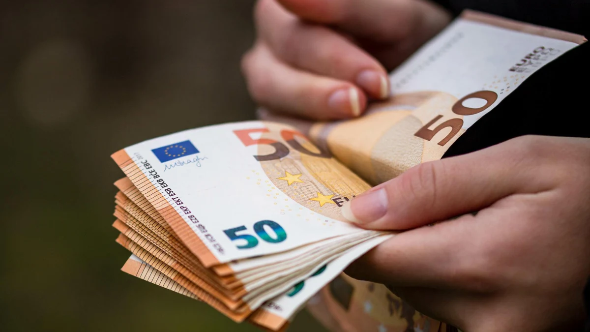 Търговците спират да приемат старата валута, двойните цени остават до