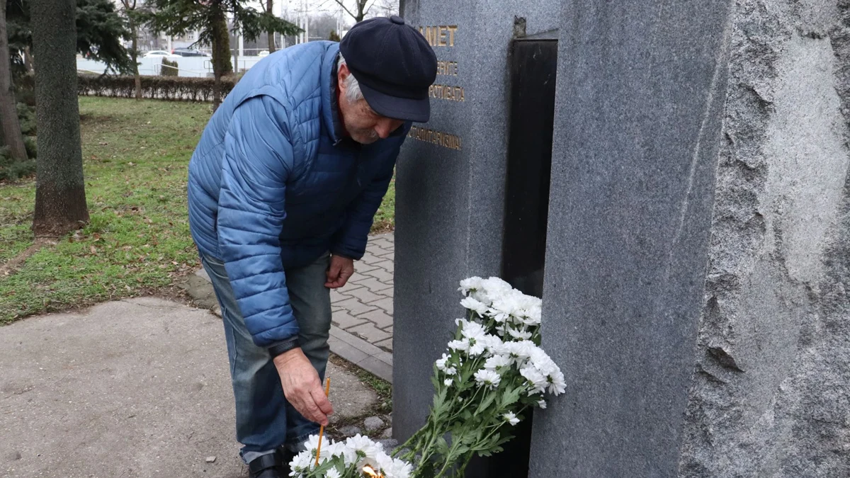 Граждани и политици положиха цветя пред мемориала на площада ОборищеС