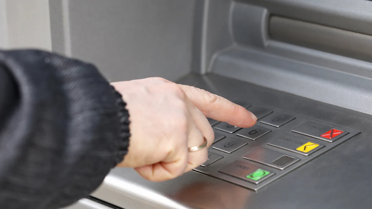 Банковите преводи се извършват днес, графикът в пощите продължава до