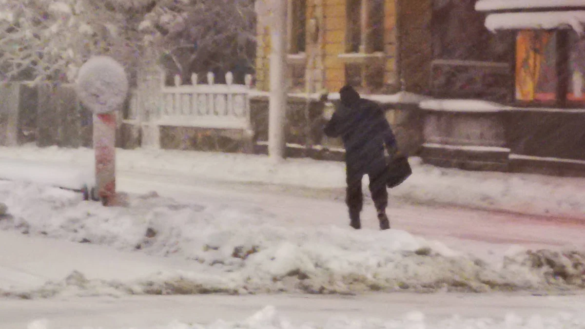 Температурите ще паднат довечера, дъждът ще преминава в сняг и