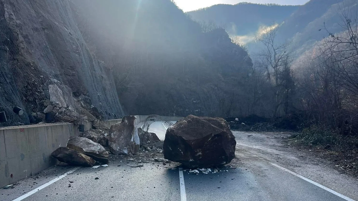 Екипи на пощите доставят пенсии с трактор в блокираното село
