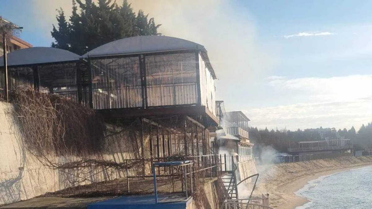 Инцидентът е станал тази сутрин пред хотел ХавайПожар унищожи напълно