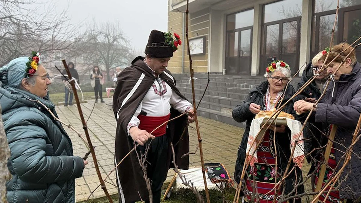Жители и гости се събраха пред местното читалище за традиционния