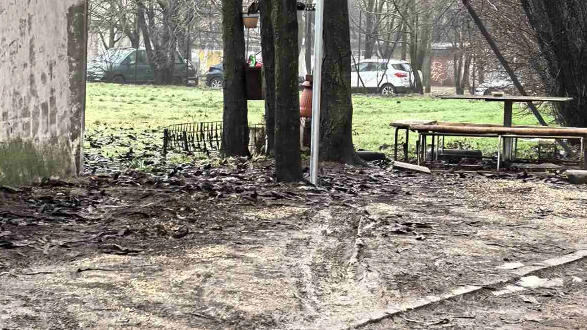 Гражданин чака с месеци отговор за повредена табела към село