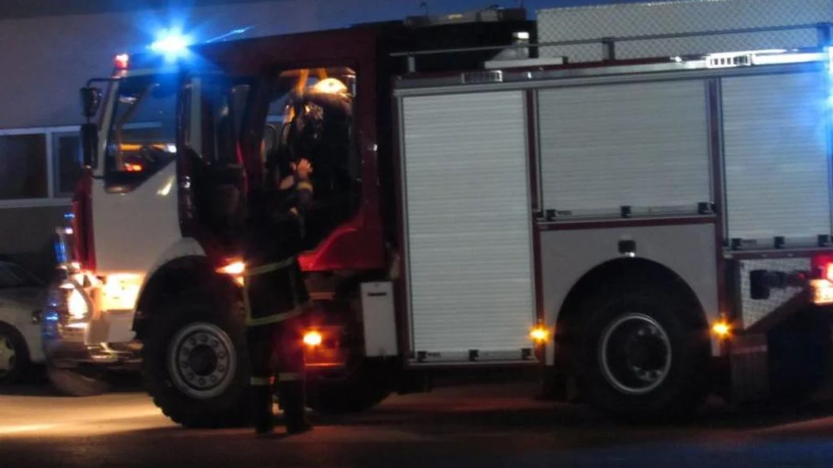 Огънят е тръгнал след късо съединение и лек взрив на