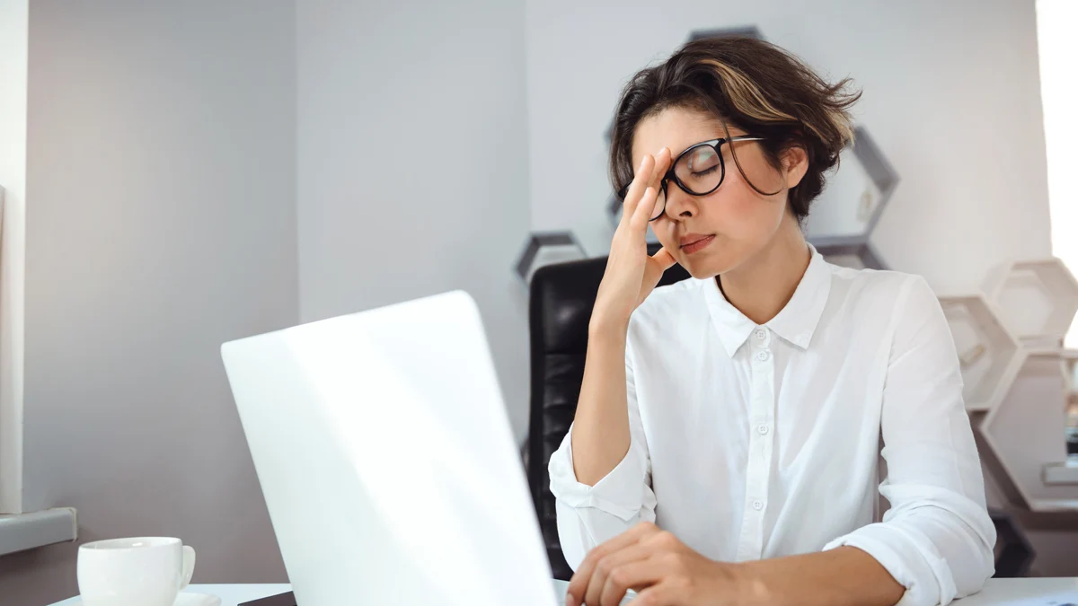 Хроничната умора не е личен провал, а резултат от агресивна