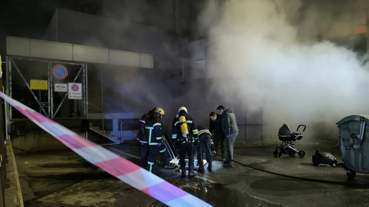 Евакуираха 40 души от жилищна сграда заради гъст дим от