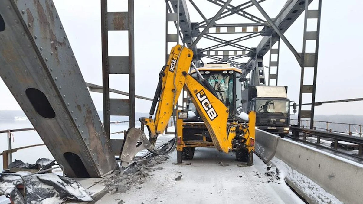 Работата в 320-метровия участък се извършва без спиране на движениетоДемонтирани