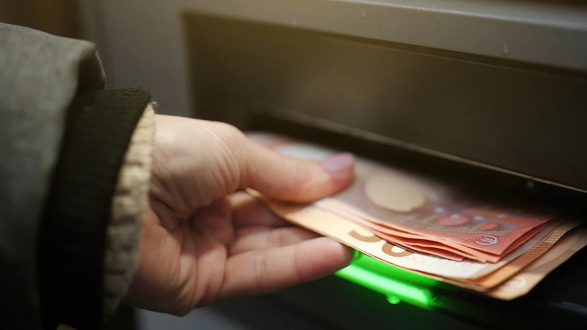 Парите са теглени от банкомати в продължение на два месецаСлужители