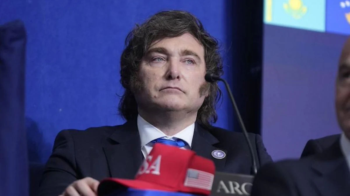 Хавиер Милей изненада с неформално поведение по време на Съвета