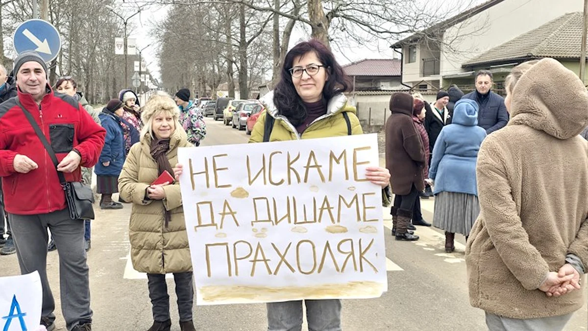 Протестът избухна след три години живот в кал и прах