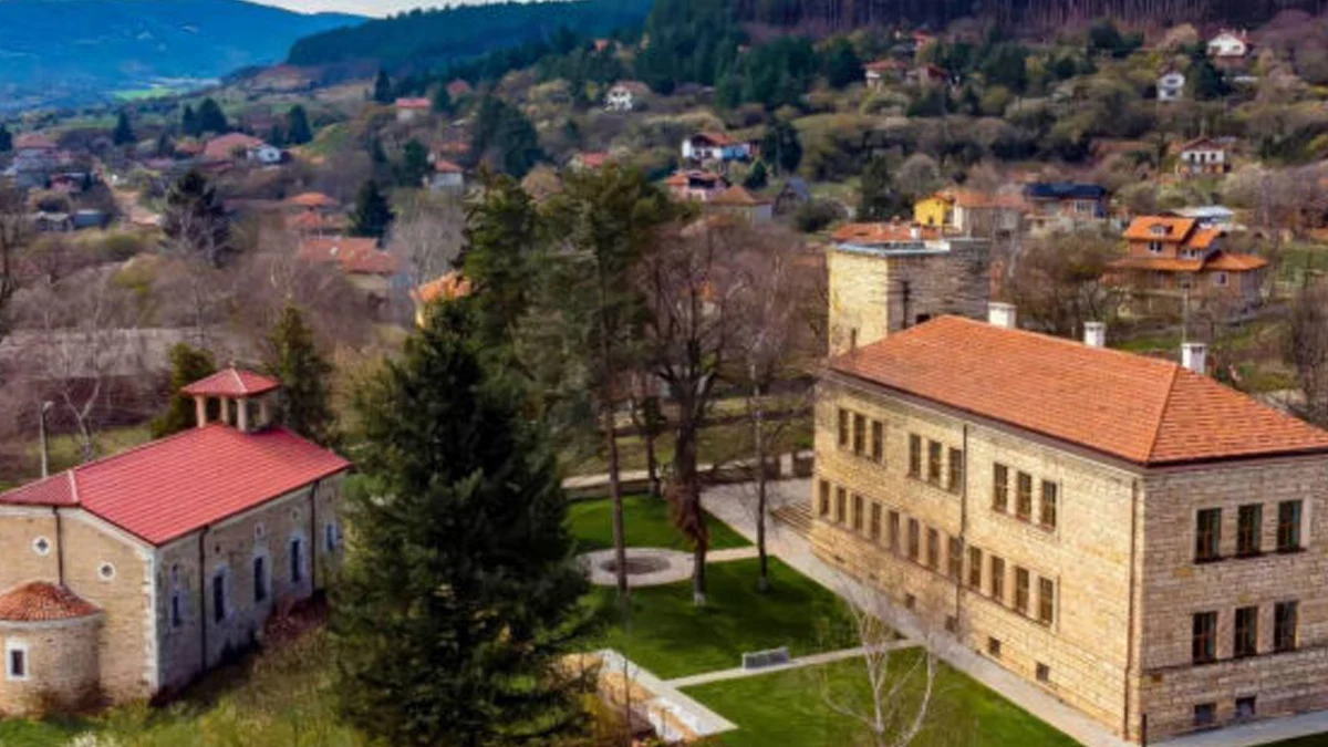 Училището твърди, че 15-годишното момче е отписано дни преди откриването