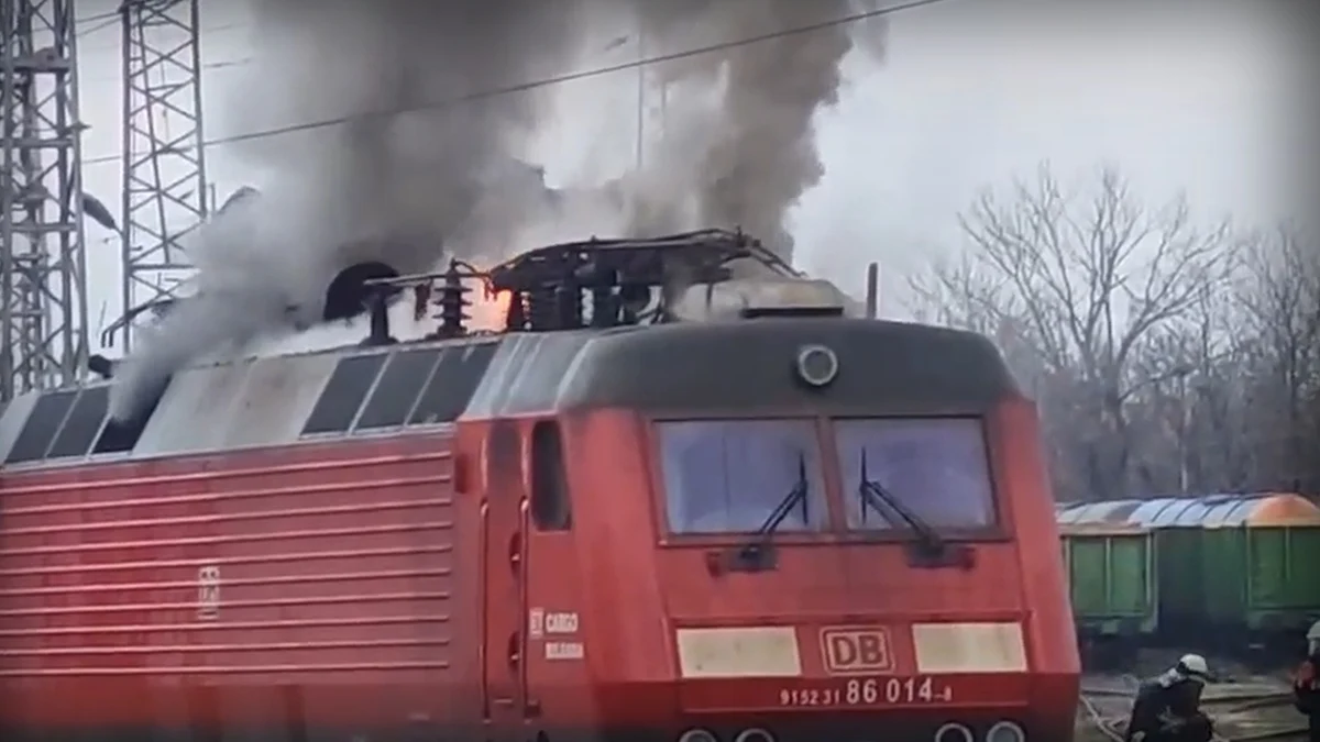 Два екипа на пожарната се борят с огъня, няма пострадалиЛокомотив