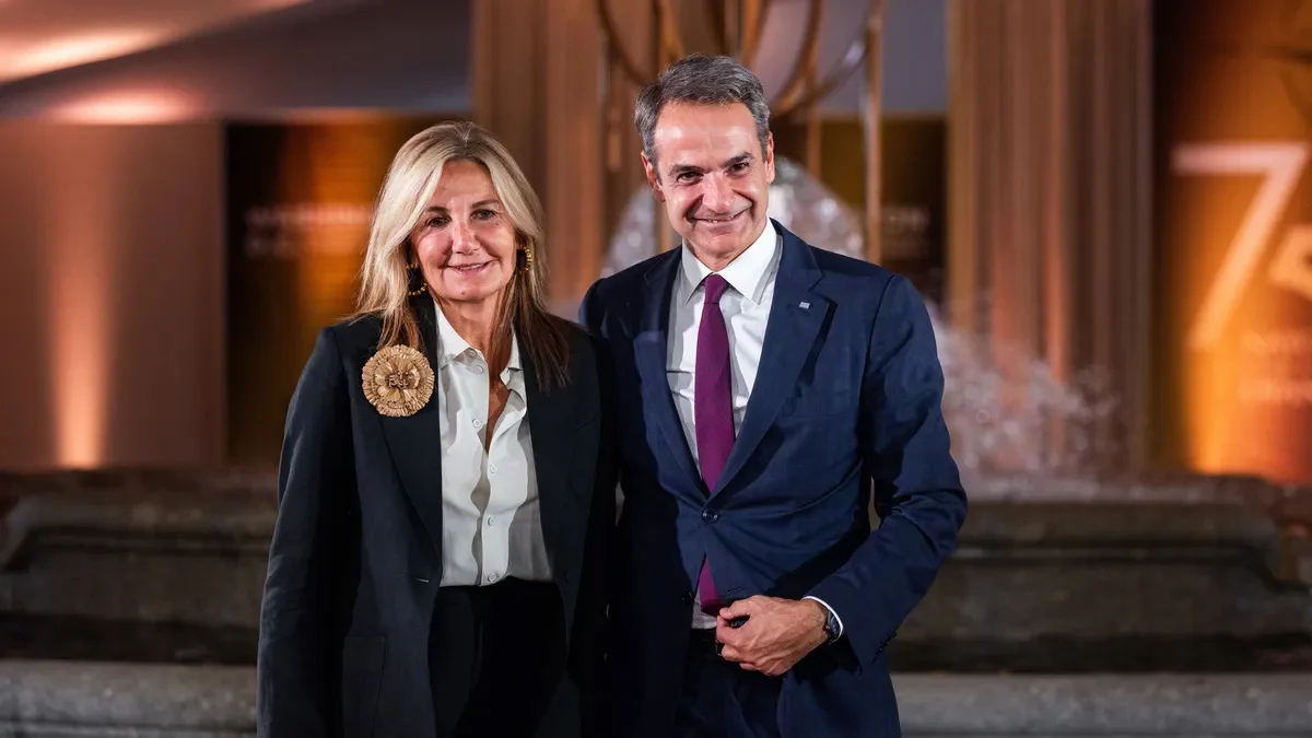 Съпругата на гръцкия премиер е била транспортирана по спешност в