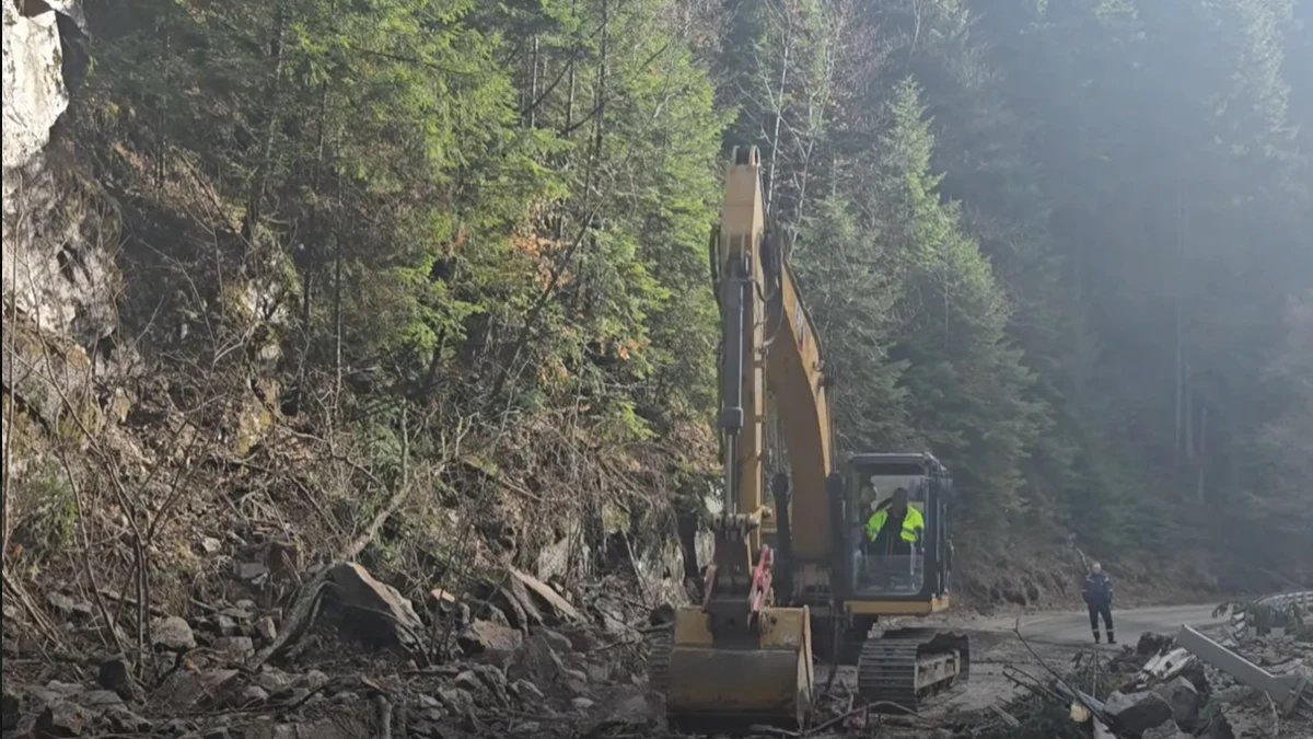 Линейките не могат да стигнат до болницата във ВелинградТежка техника