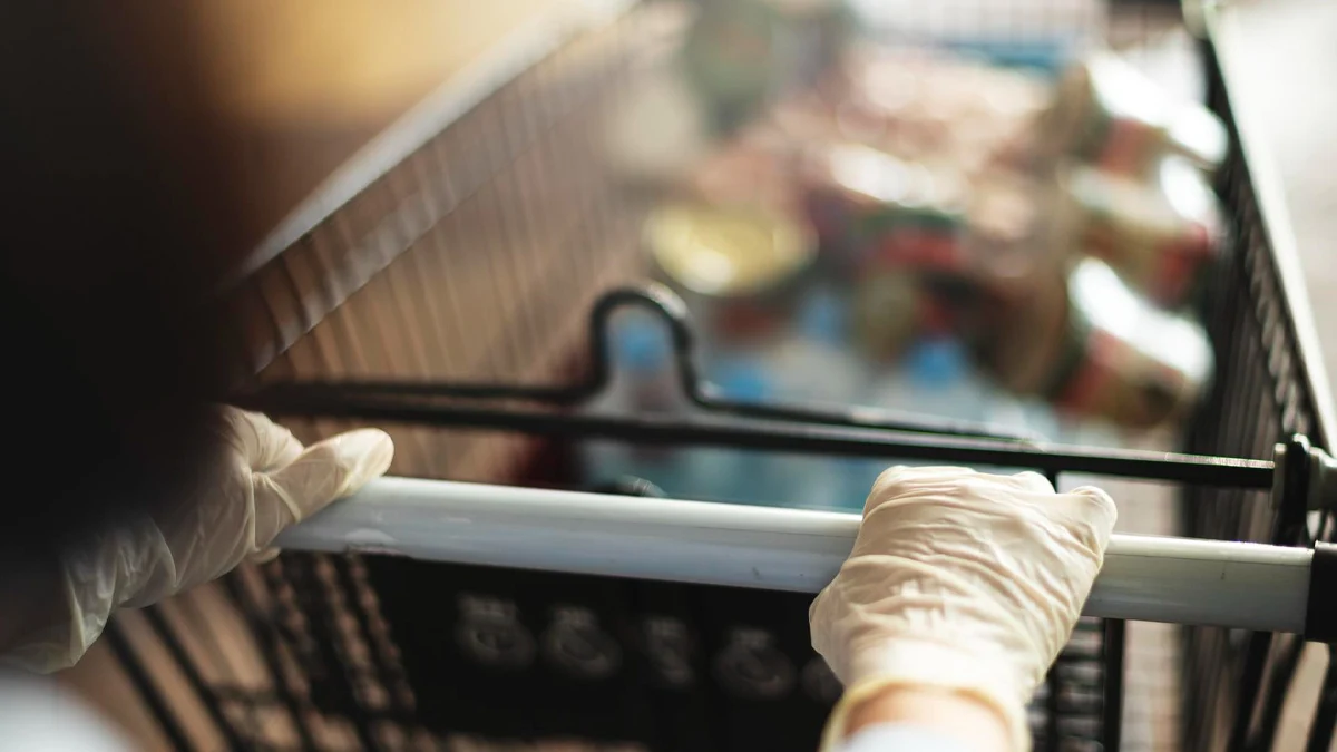 Охранител забелязал на камерите как клиент премахва баркодове от стоки