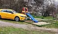Жълт мерцедес паркира до детска пързалка в квартал "Люлин"
