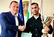 Пенчо Милков награди шампиона Радослав Росенов