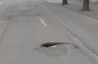 Асфалтът пропада на улица „Стефан Стамболов“