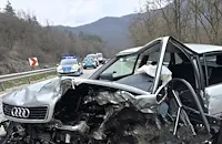 Сблъсък между две коли затвори пътя за Троян