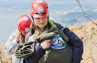 Доброволци спасиха бедстващи овце от дълбока пропаст