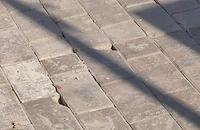 Редят счупени павета при ремонта до "Халите"