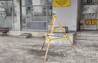 Самоделна пирамида пази русенци от падаща облицовка